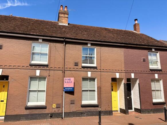 2 bed property, in Upper Brook Street, £400,000