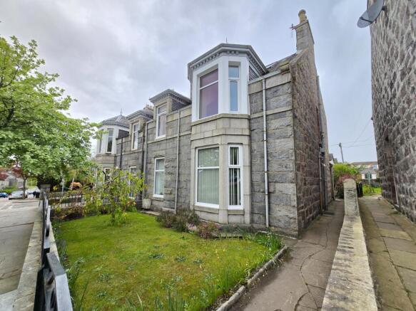 3 bed property, in Clifton Road, £140,000