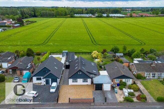 5 bed property, in Heath Way, £595,000