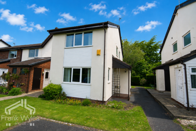 1 bed property, in Badgers Walk East, £150,000