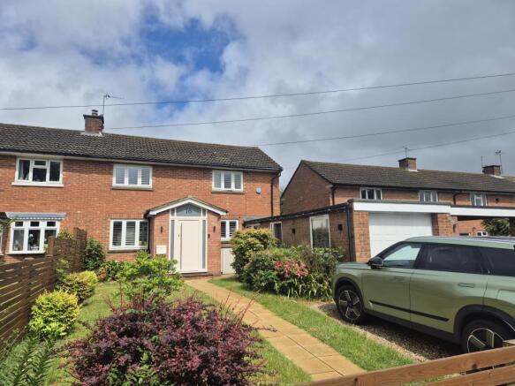3 bed property, in Bovingdon, £635,000