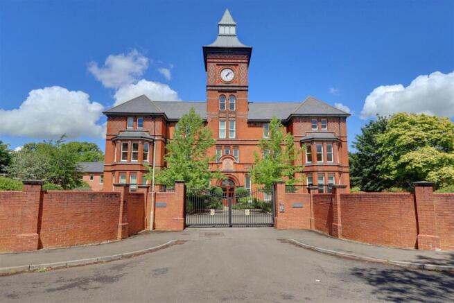 2 bed property, in Huckley Field, £180,000