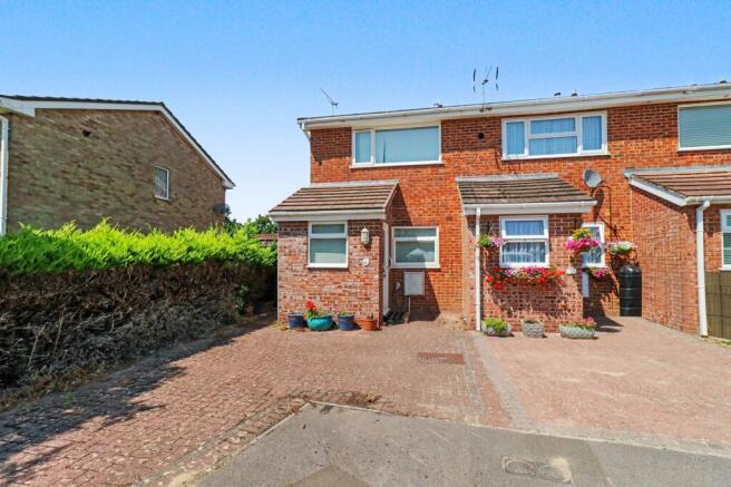 2 bed property, in New Road, £280,000