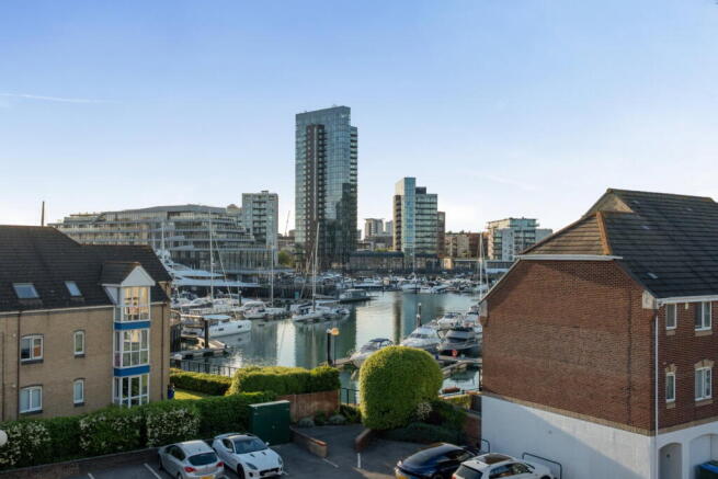 2 bed property, in Pacific Close, £300,000