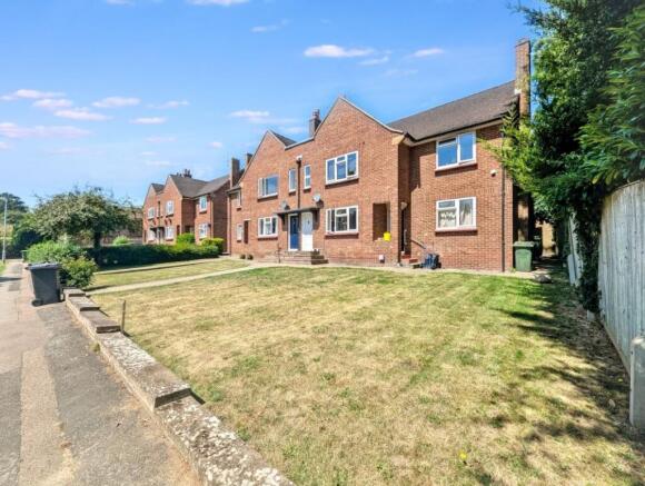 2 bed property, in 4 Cross Keys, £195,000