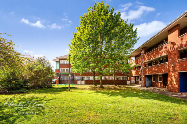 1 bed property, in Dornberg Close, £270,000