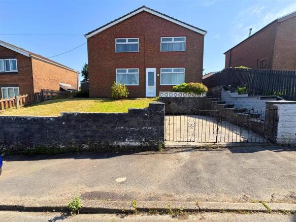 3 bed property, in Dwyfor Road, £140,000