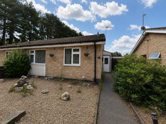 2 bed property, in Juniper Close, £210,000