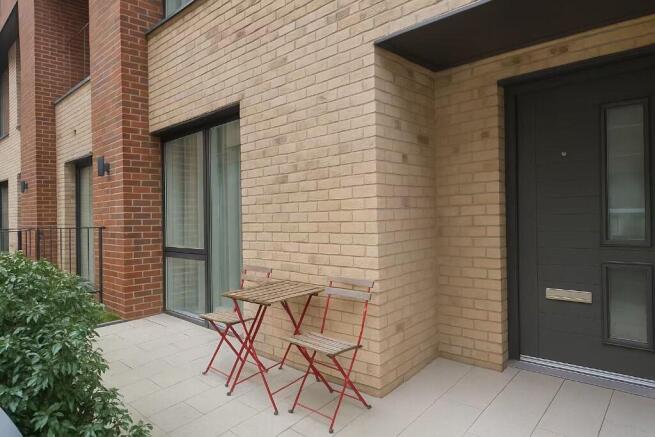 1 bed property, in Lismore Boulevard, £385,000