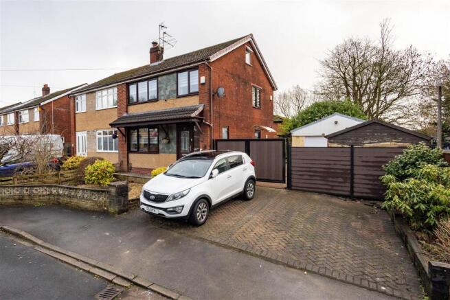 3 bed property, in Newton Close, £165,000