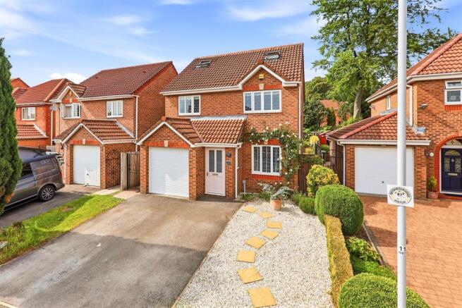4 bed property, in Woodlea Drive, £525,000