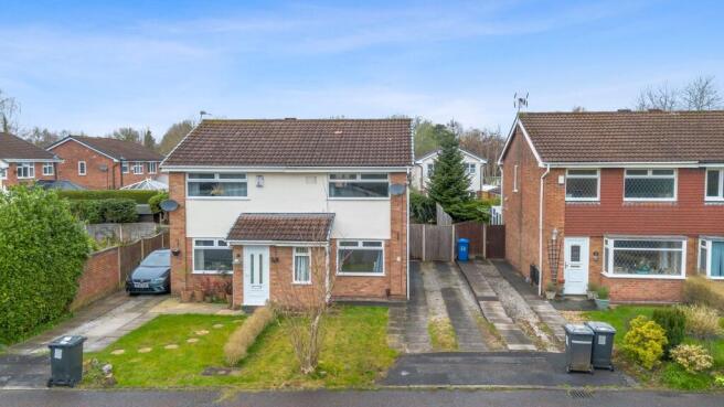 2 bed property, in Woodhouse Close, £180,000