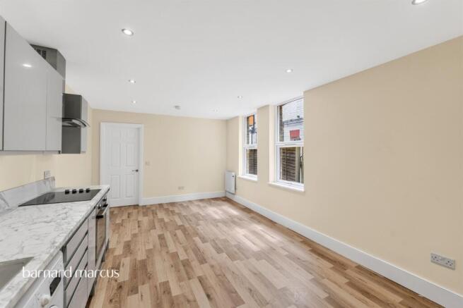 2 bed property, in Mitcham Lane, £350,000