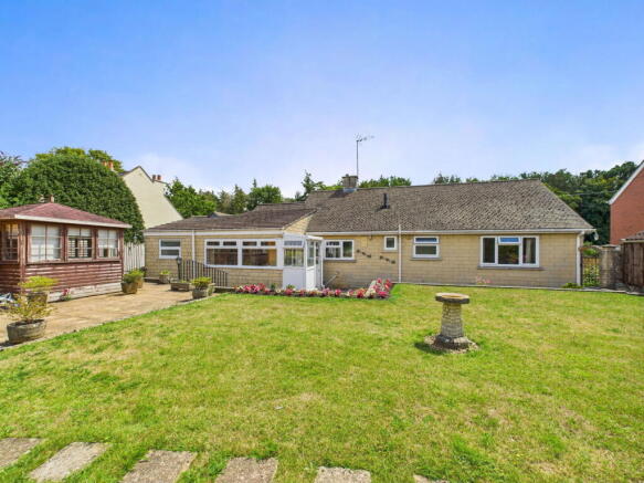 2 bed property, in Old Road, £475,000