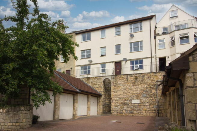 2 bed property, in Chilton Road, £285,000