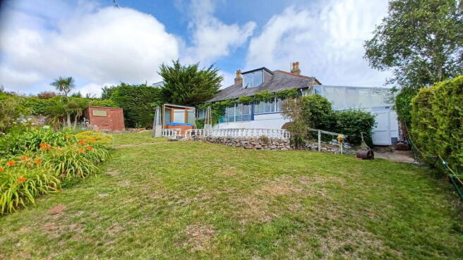 4 bed property, in Sandringham Gardens, £590,000