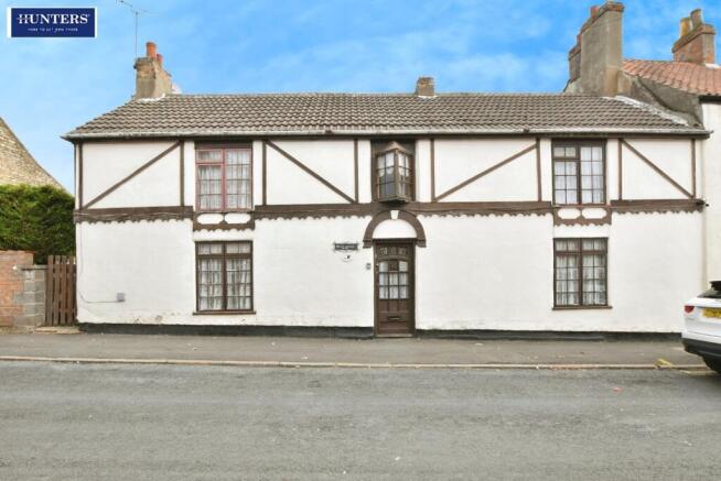 4 bed property, in Queen Street, £150,000