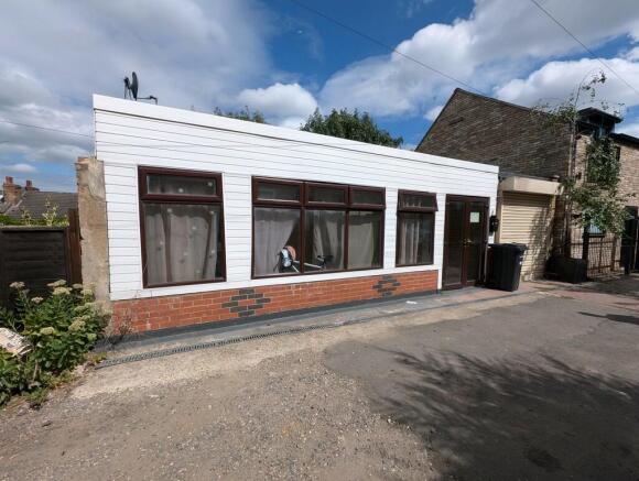 3 bed property, in Elfrida Close, £400,000