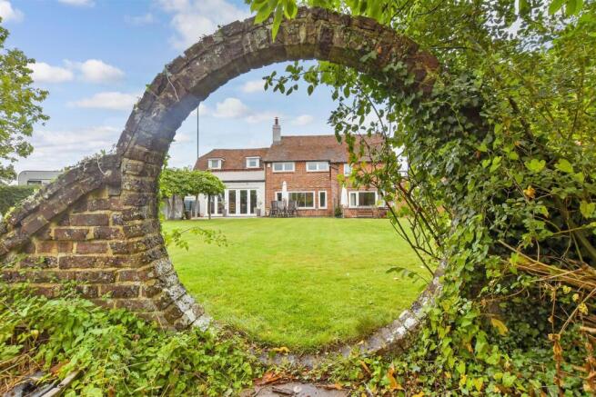 6 bed property, in Main Road, £795,000