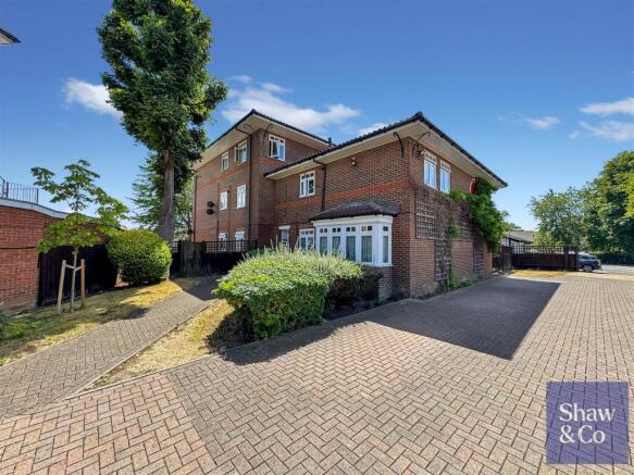 2 bed property, in Apsley House, £318,450
