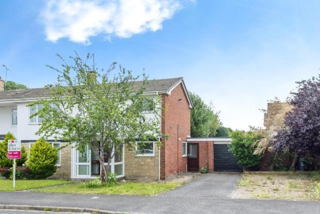 3 bed property, in Elwes Road, £425,000