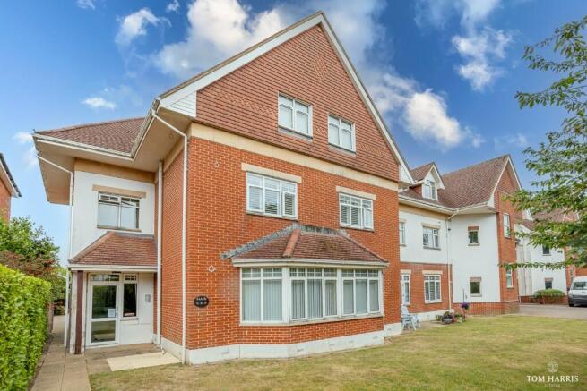 2 bed property, in Grand Avenue, £350,000