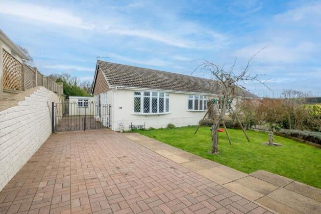 3 bed property, in Pimperne, £325,000