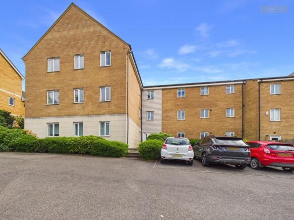 2 bed property, in Clayburn Road, £140,000