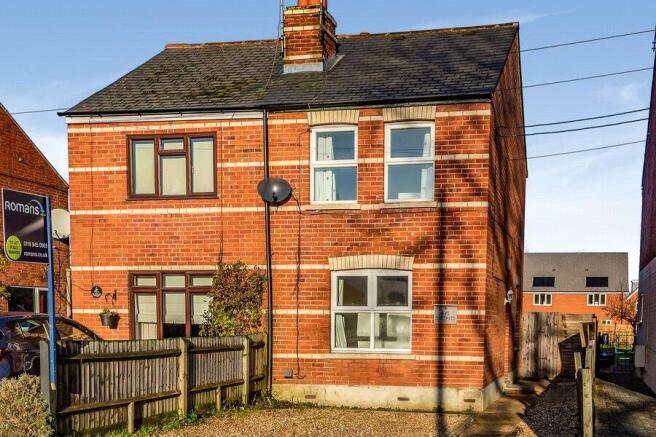 2 bed property, in Rye Cottages, £325,000
