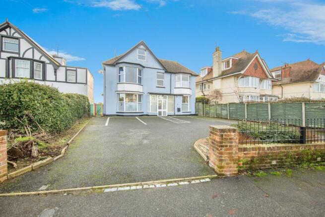 6 bed property, in Fronks Road, £350,000