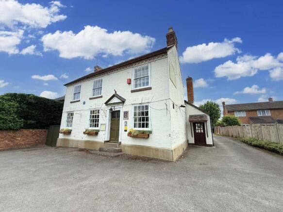 3 bed property, in Walter De Cantelupe Inn, £395,000