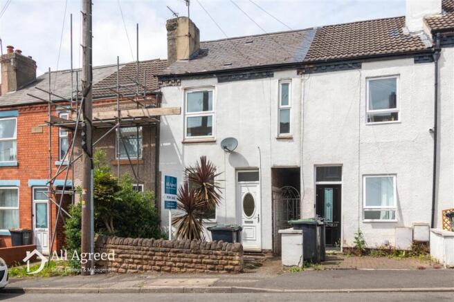 2 bed property, in Maws Lane, £160,000
