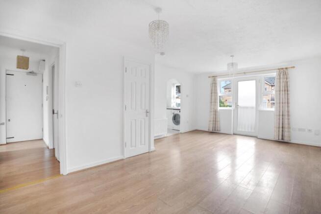 2 bed property, in Meadside Close, £300,000