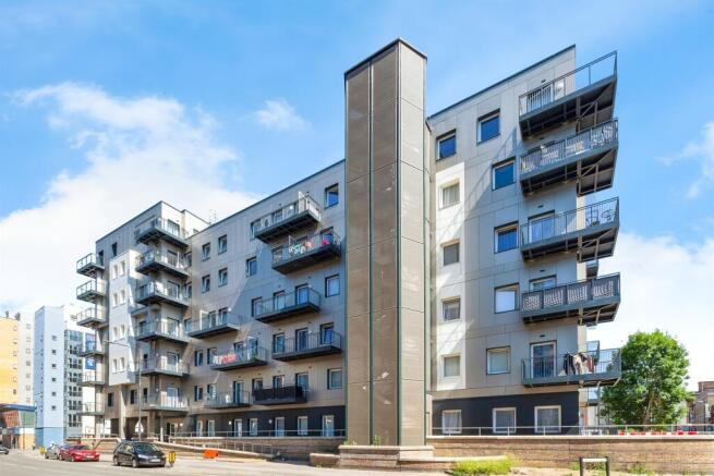 2 bed property, in Buckingham Gardens, £210,000