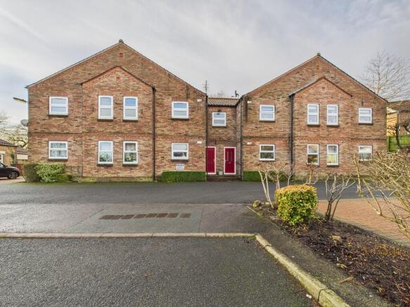2 bed property, in Alexandra Court, £120,000