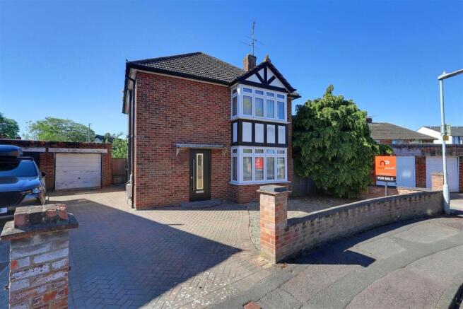 3 bed property, in Foxwell Drive, £340,000