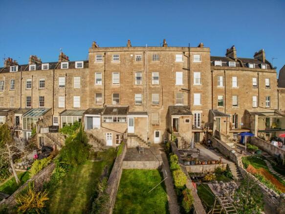 5 bed property, in Elm Place, £850,000