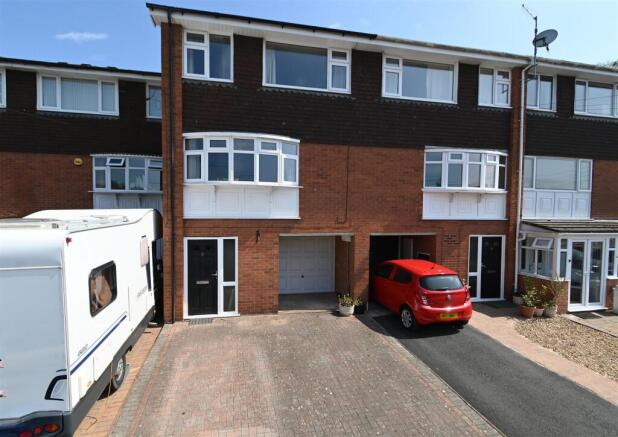 3 bed property, in 9 Cann Hall Drive, £180,000