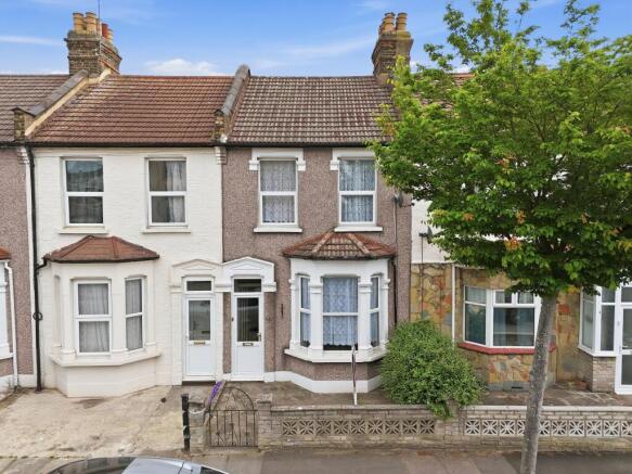 3 bed property, in Perkins Road, £475,000