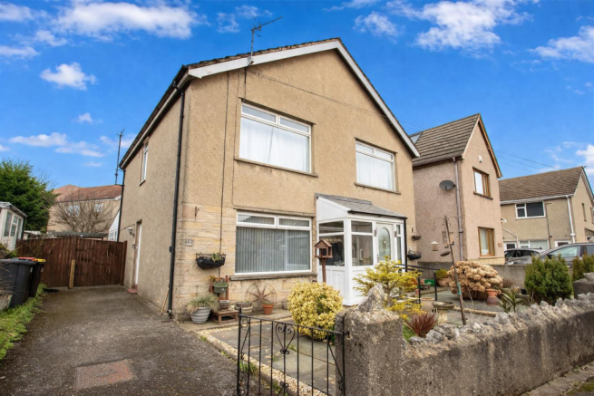 2 bed property, in Endcliffe Road, £140,000