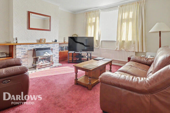 3 bed property, in Dyffryn Crescent, £275,000