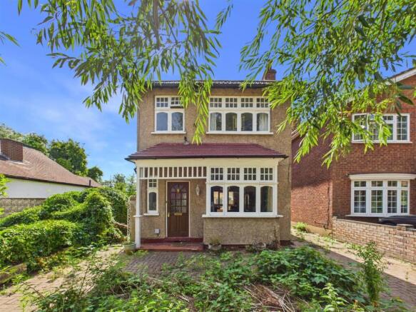 3 bed property, in Field End, £610,000