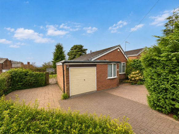 2 bed property, in Deramore Close, £235,000