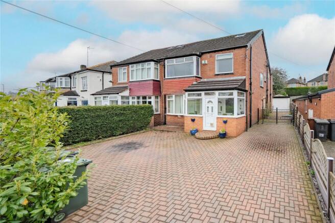 4 bed property, in Sandhill Oval, £499,500