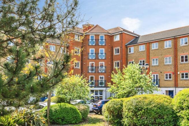 3 bed property, in San Juan Court, £325,000