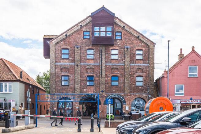 1 bed property, in Wells-next-the-Sea Apartment with Harbour Views and a Prime Quay-Front Location, £275,000