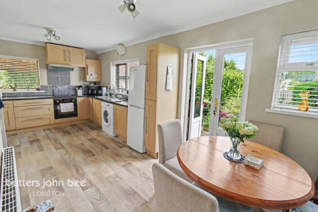 3 bed property, in Waterside Drive, £135,000