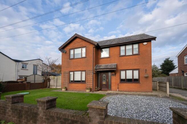 4 bed property, in Lowry Hill Lane, £450,000