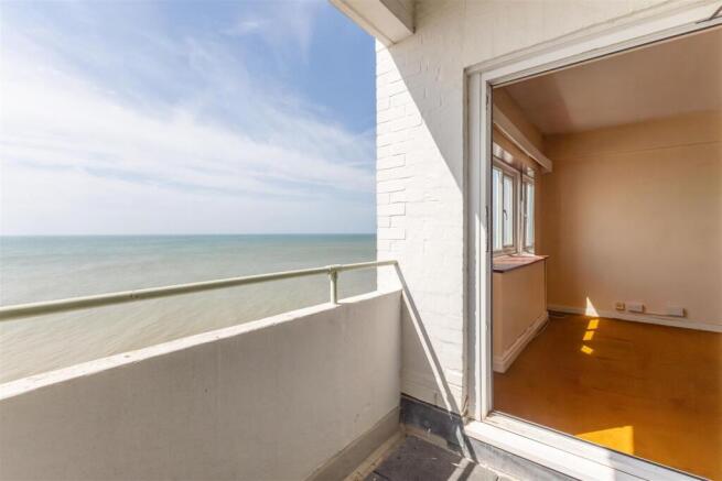 1 bed property, in Marine Court, £80,000