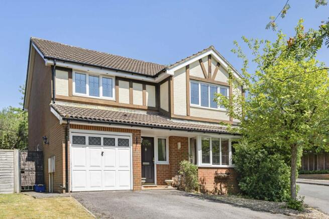 4 bed property, in Reads Field, £575,000